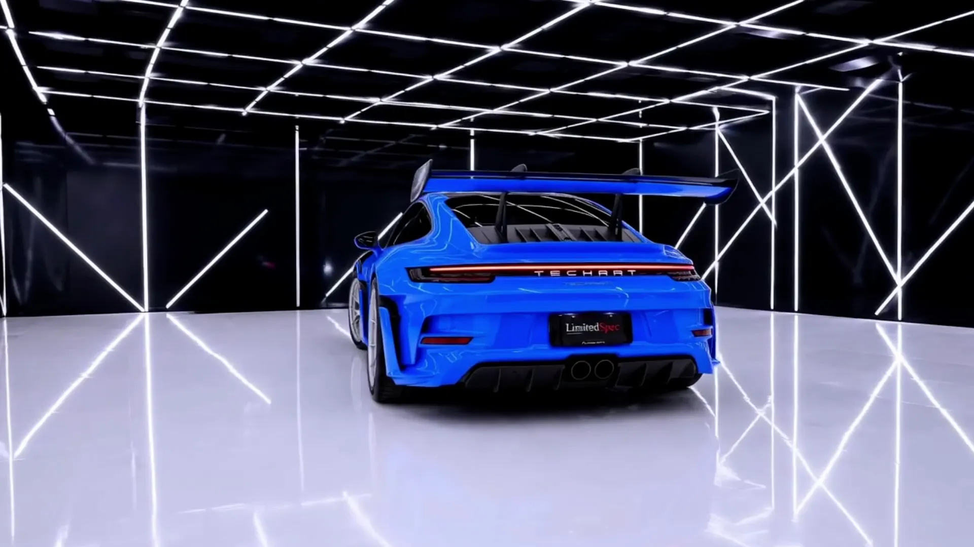 Auto w neonowym studiu