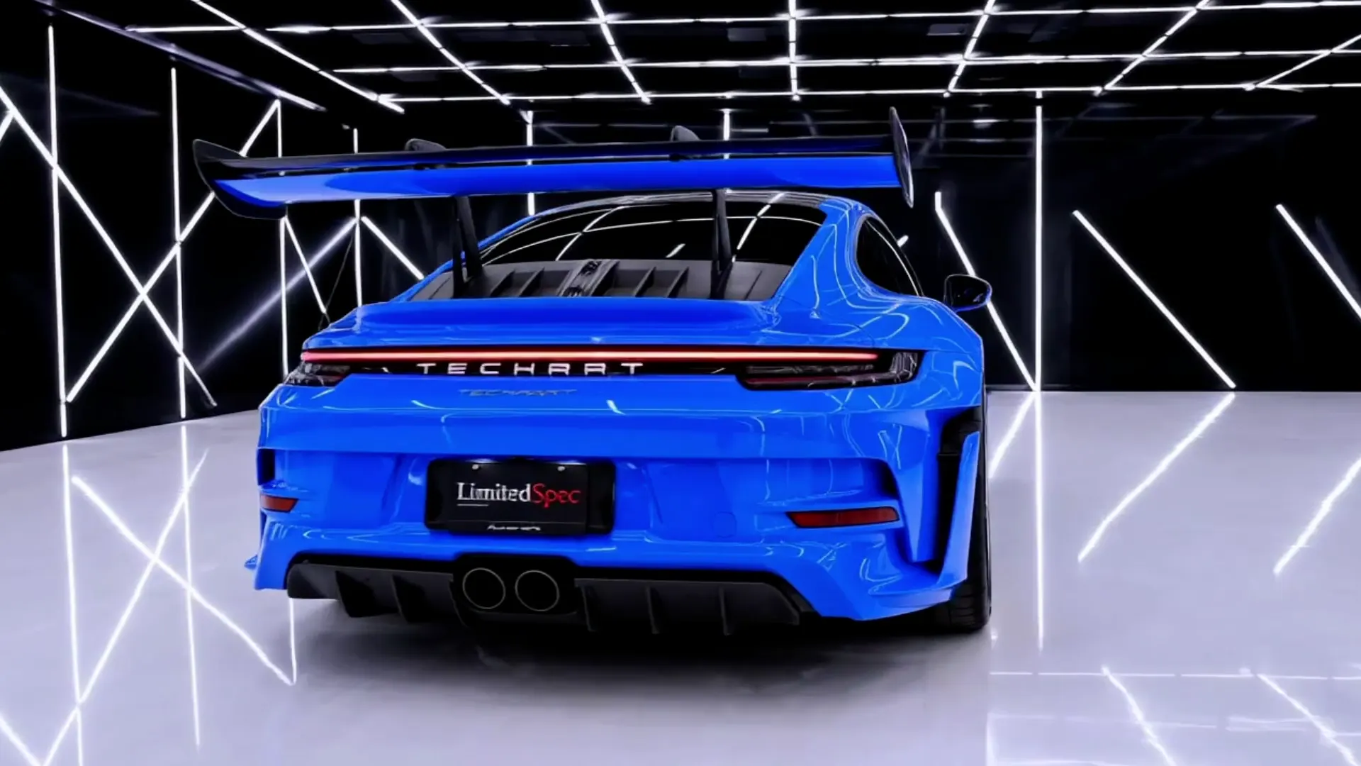 Niebieskie auto w neonowym studiu